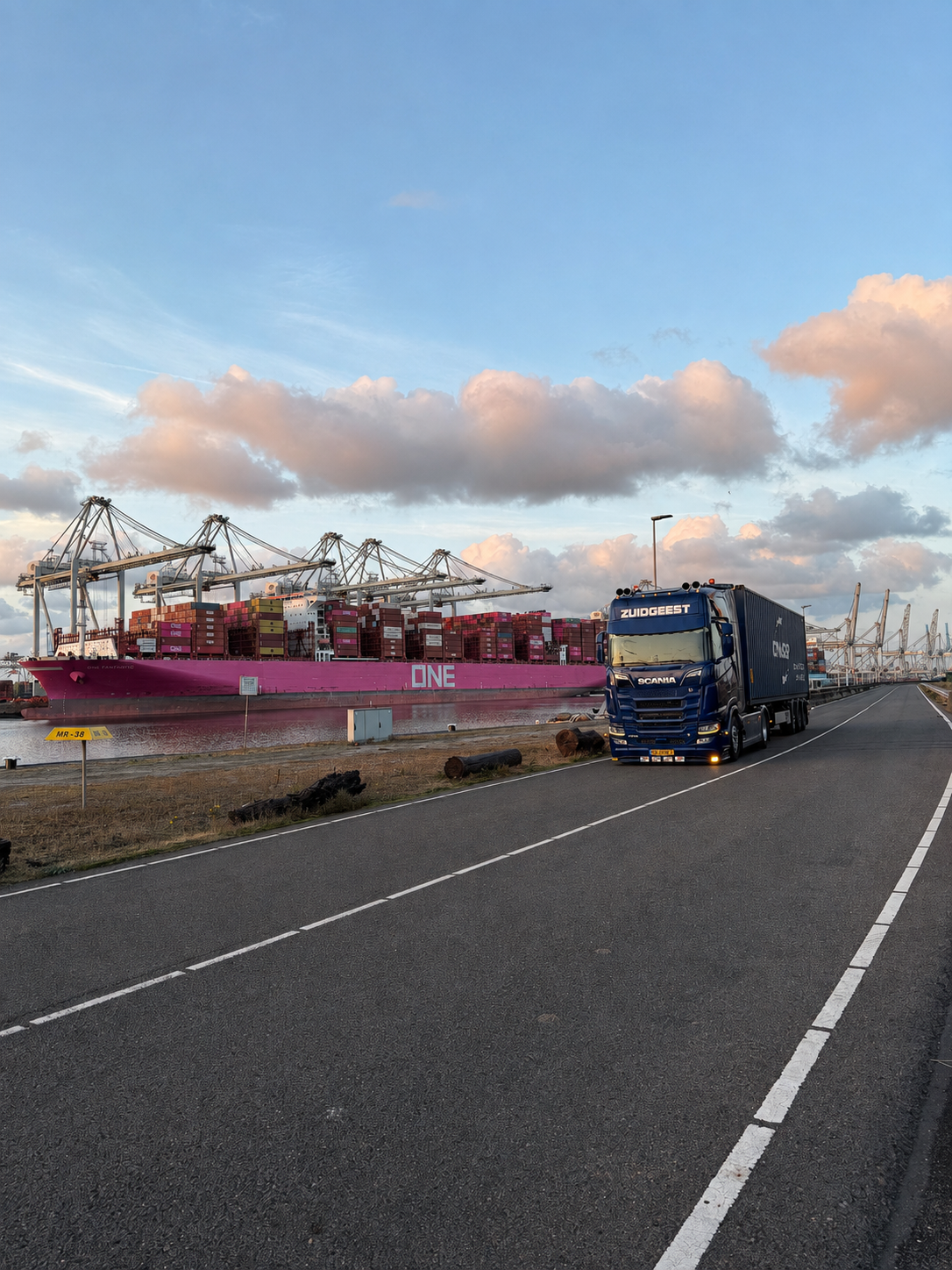 Zuidgeest Logistics Scania met container bij een containerschip in de haven
