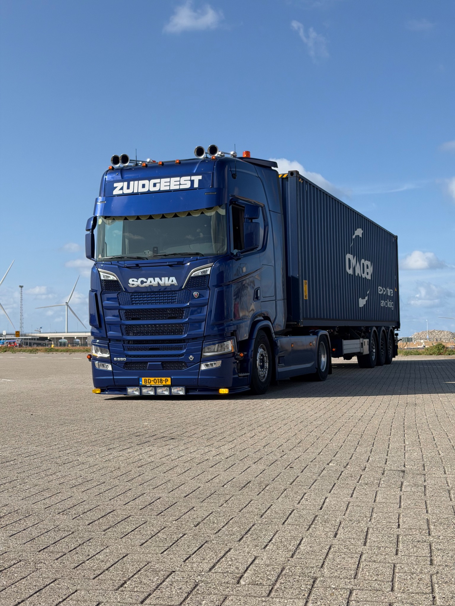 Blauwe Scania S590 van Zuidgeest Logistics